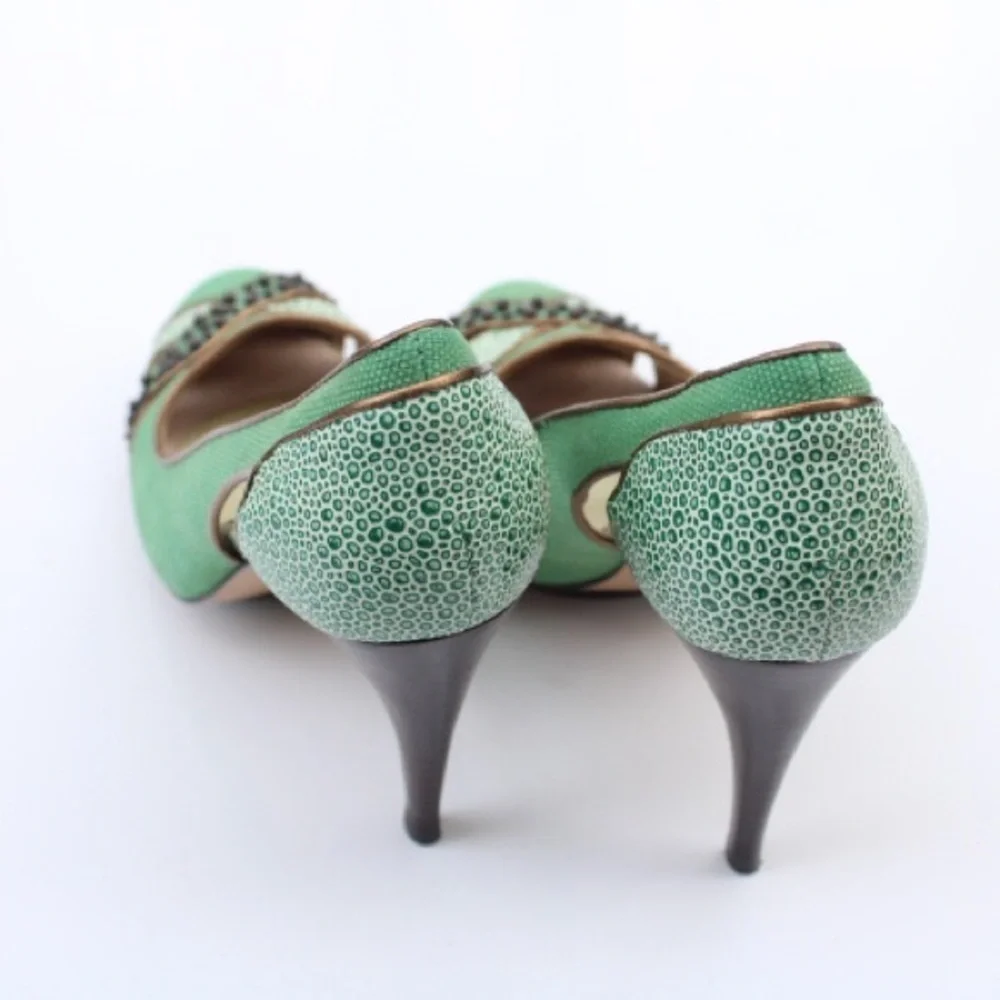 C. Label green with envy pumps